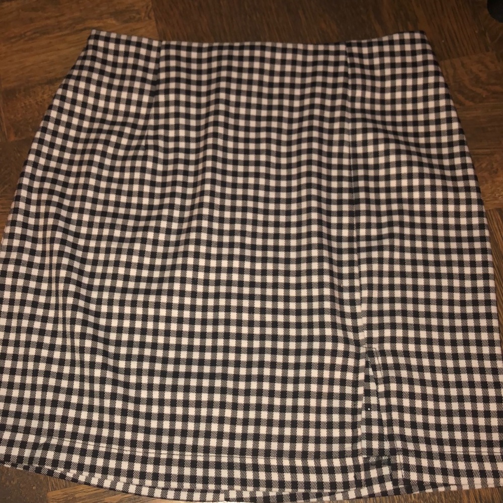 A Gingham black and white mini skirt!🤍🖤